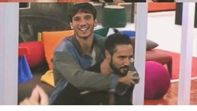 GF Vip, Alex prende in braccio Manuel e lo fa ballare: spettatori commossi e conquistati.