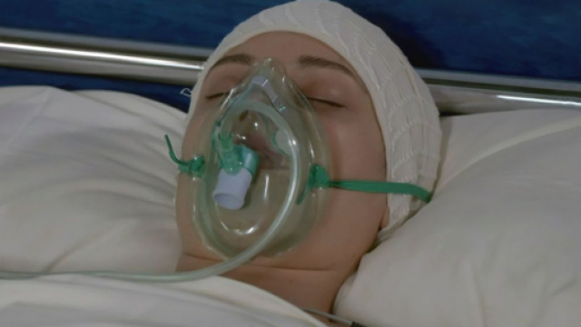 Un posto al sole, Susanna Picardi (Agnese Lorenzini), in coma, nel letto d'ospedale.