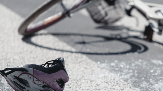 Cuneo, auto travolge ciclista: l'uomo alla guida si ferma per soccorrere e viene investito.