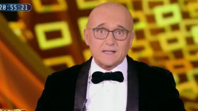GF Vip, Alfonso Signorini fa una gaffe. e sbaglia nome con Manila: 'Non capisco pi&ugrave; niente'.