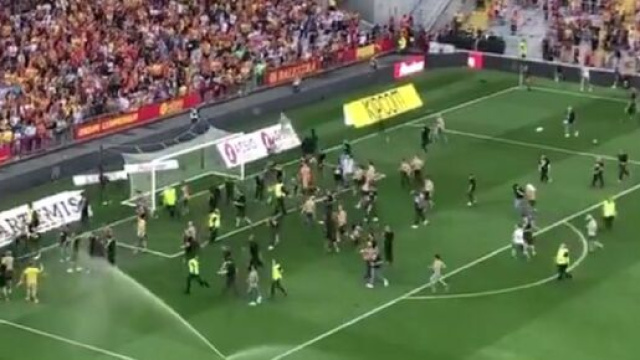 Les supporters de Lens envahissent le terrain (capture YouTube)