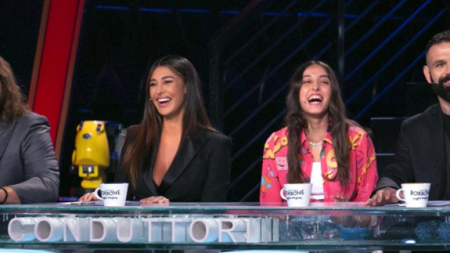 Tu s&igrave; que vales, Giulia Stabile incanta ballando con un concorrente.