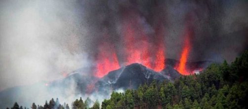 Se espera que a lo largo de la tarde, la lava del volc&aacute;n alcance el mar (@rtve)