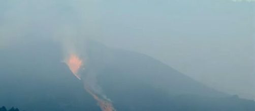 Una columna de humo se observa en La Palma desde el volc&aacute;n de Cumbre Vieja (RTVE)