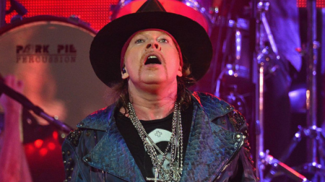 Axl Rose si &egrave; sentito male durante il concerto dei Guns N'Roses a Chicago
