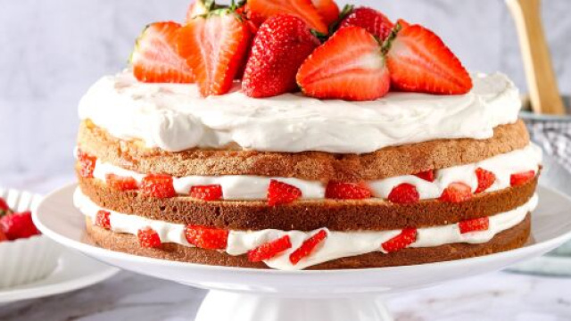 Torta farcita con fragole e panna, una vera delizia per il palato.