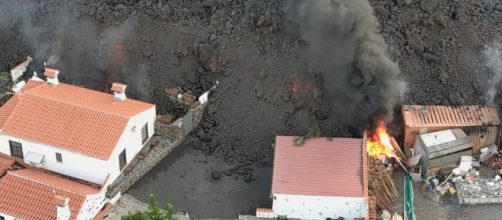 El avance de la lava sobre las poblaciones y el riesgo de las emanaciones gaseosas del volc&aacute;n canario. (Twitter @BomberosTf)