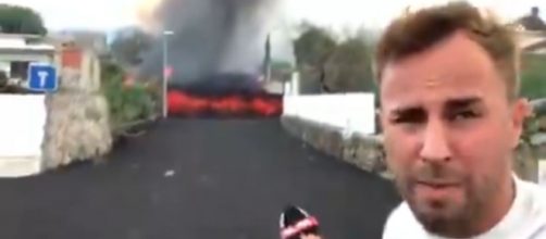 El reportero grab&oacute; a solo 10 metros de la lava (@alejandrogueztv)
