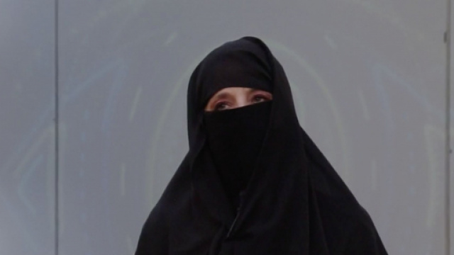 GF Vip, Jo Squillo indossa il niqab, Jeda sbotta: 'Incoerente nel tuo perbenismo'.