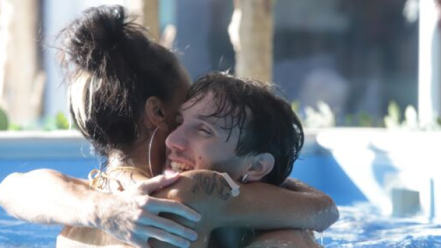 GF Vip, Manuel e Lul&ugrave; complici in piscina, lei: 'Per me lui &egrave; importante'.