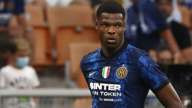 Inter, Dumfries incanta e accende il mercato: su di lui ci sarebbe il Bayern Monaco.