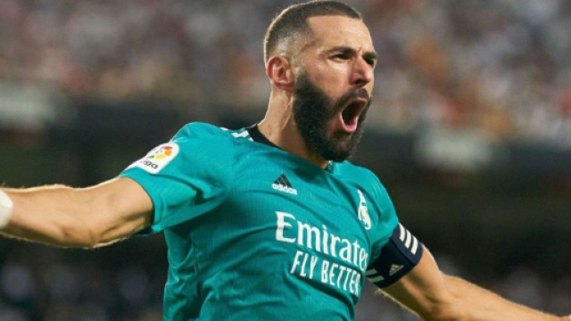 Karim Benzema porte fi&egrave;rement le nouveau maillot bleu turquoise du Real Madrid - Source : capture, Instagram @karimbenzema