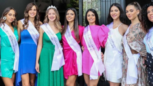 Le nove ragazze calabresi che parteciperanno a Miss Italia.