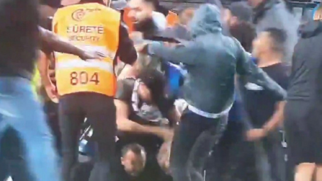 Les supporters de l'OM descendent sur la pelouse pour en d&eacute;coudre avec les Angevins - Source : capture d'&eacute;cran, Twitter @LaMinute_OM