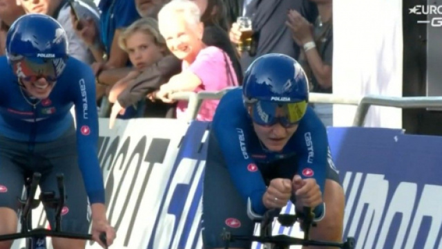 Marta Cavalli ed Elisa Longo Borghini impegnate nella staffetta mista ai Mondiali di ciclismo.