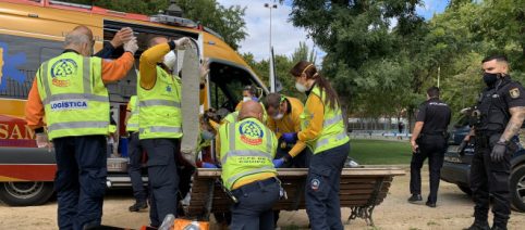 Apuñalan de gravedad y semiamputan una mano a un joven en un parque de Madrid (Vídeo)
