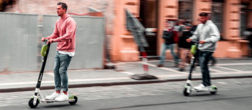 El patinete el&eacute;ctrico, un medio de transporte cada vez m&aacute;s popular que tiene sus riesgos y pocos controles. (Unsplash)