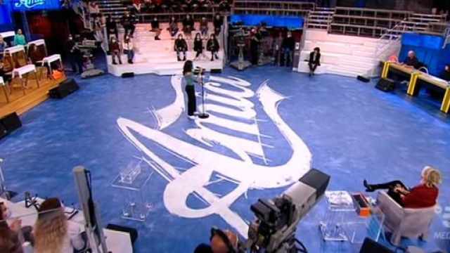 Amici 21, Maria De Filippi spiega il nuovo regolamento agli allievi.