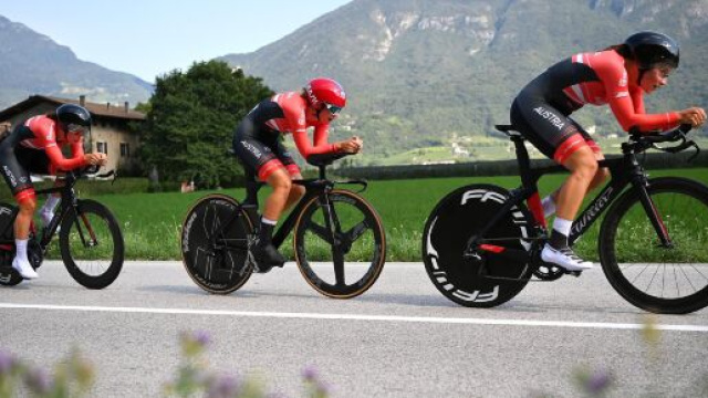 Mondiali ciclismo, disavventura per la nazionale austriaca: investiti da un bus.