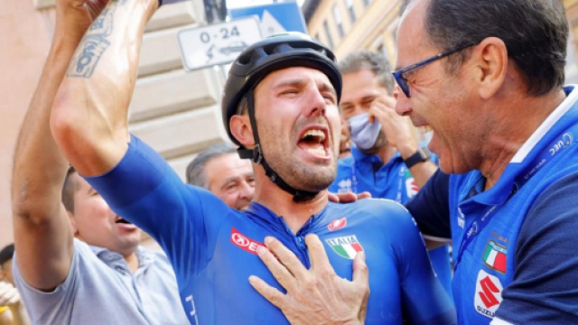 Sonny Colbrelli festeggiato per il successo agli Europei.