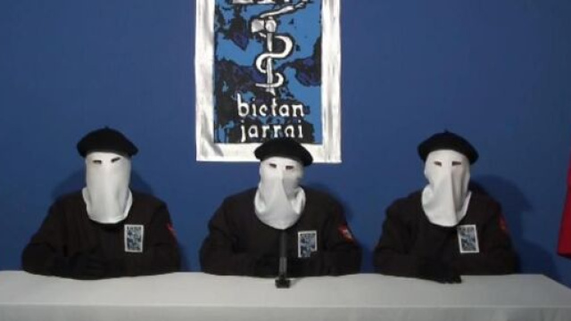 Terroristi dell'ETA durante una conferenza.
