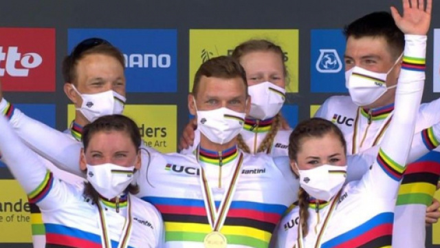 Tony Martin sul podio della staffetta mista dei Mondiali di ciclismo 2021.