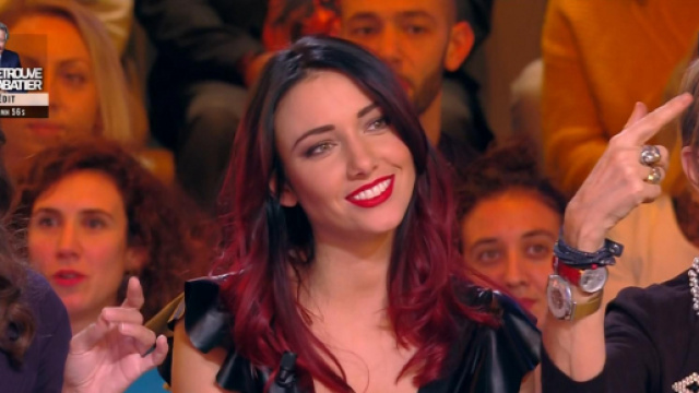 Delphine Wespiser sur le plateau de TPMP. Source : capture d&rsquo;&eacute;cran C8.
