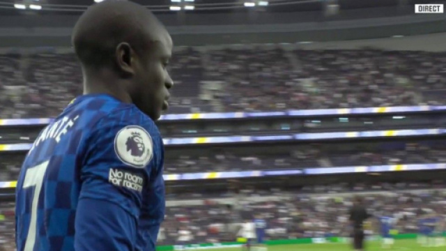 N'Golo Kante affole la toile apr&egrave;s une &lsquo;feint&eacute; jug&eacute;e &lsquo;d&eacute;vastatrice&rsquo; sur Rodri - Source : capture, Twitter @RMCsport