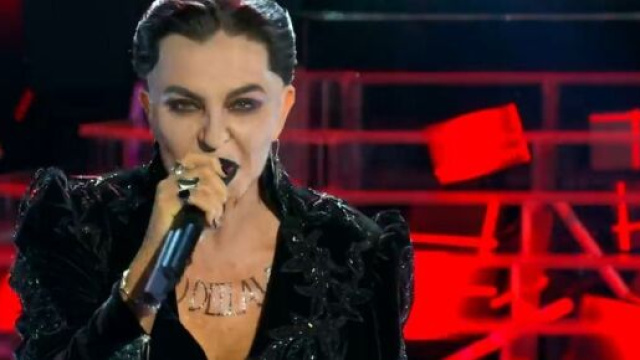 Tale e quale show, Alba Parietti imita Damiano dei Maneskin e scherza con Malgioglio durante l'esibizione.