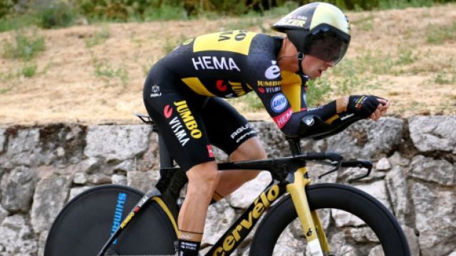 Ciclismo, il mistero delle scarpe di Van Aert: scafandri in carbonio che aumenterebbero l'aerodinamica (Facebook/Jumbo Visma).