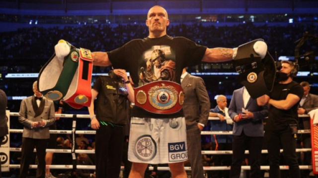 Oleksandr Usyk &egrave; il nuovo campione del mondo dei pesi massimi versione Wba, Ibf, Wbo e Ibo.