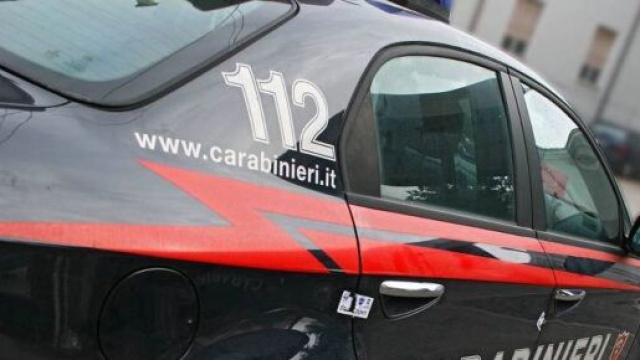Viterbo, ha ucciso la moglie e si &egrave; poi ucciso davanti alla figlia che ha chiamato i carabinieri.