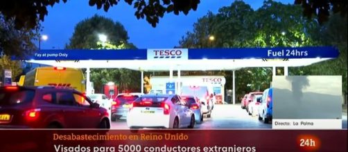 Largas colas se forman en gasolineras de Reino Unido debido al d&eacute;ficit de conductores de camiones. (RTVE Noticias)