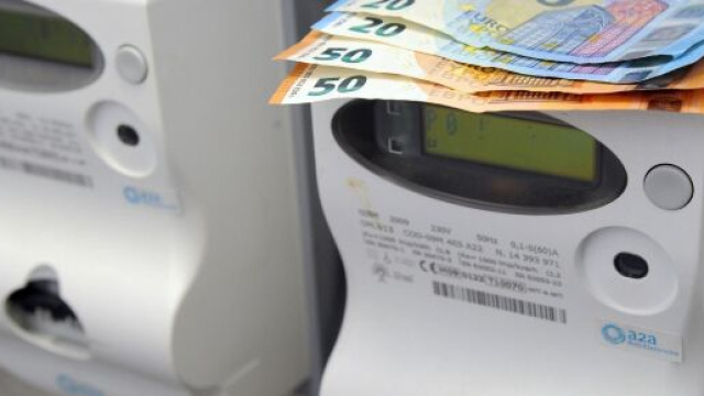 Il governo approva il decreto che blocca gli aumenti di luce e gas per 3 milioni di italiani. Fra questi le famiglie pi&ugrave; povere e le imprese.