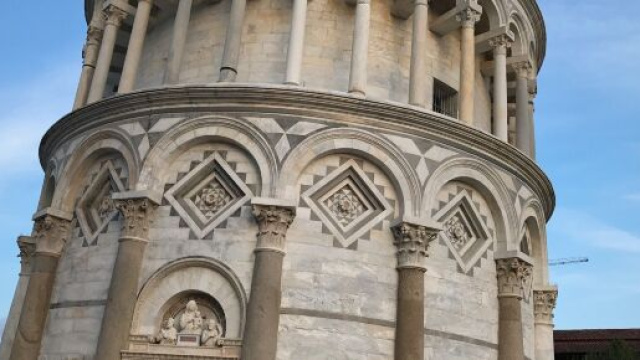 Drone va a finire sulla Torre di Pisa: denunciato un turista francese.