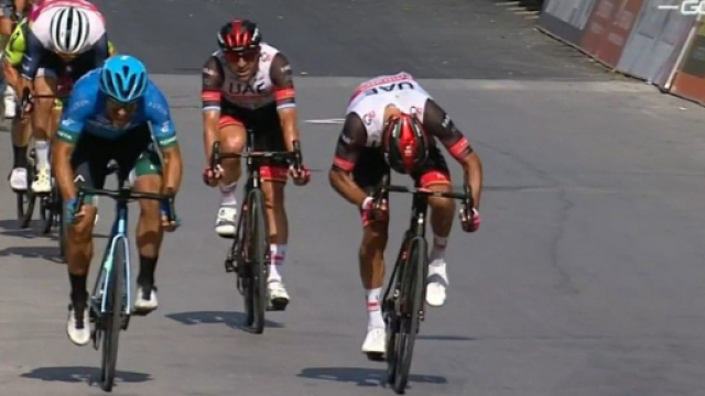 La volata della prima tappa del Giro di Sicilia: Molano rimonta su Albanese.