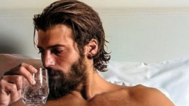 Can Yaman si fa massaggiare da belle ragazze in una pausa dagli scatti fotografici.