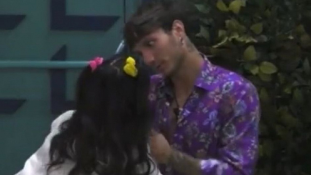 Grande Fratello Vip, Manuel sbotta con Lul&ugrave; durante un bacio: 'Questa camicia costa tanto'.