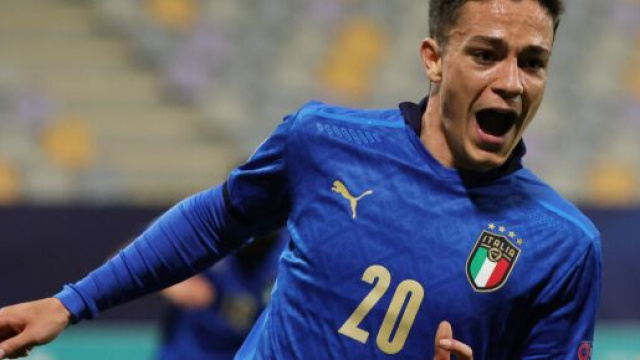 Giacomo Raspadori con la maglia della nazionale.