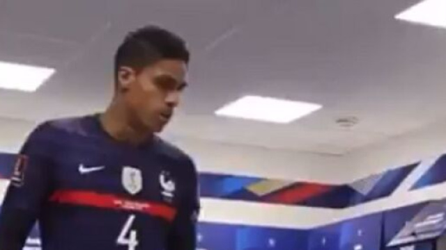 Rapha&euml;l Varane moqu&eacute; pour son charisme dans le vestiaire (capture FFF TV)