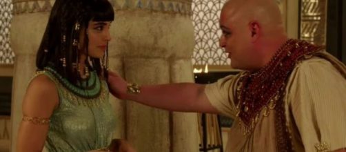 Asenate e Adurr&aacute; em 'G&ecirc;nesis' (Reprodu&ccedil;&atilde;o/Record TV)