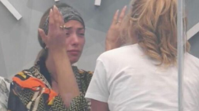 GF Vip, Soleil scoppia in lacrime.