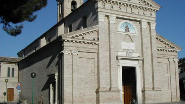 Pescara: incitano i fedeli a togliersi la mascherina in chiesa, interviene la polizia.