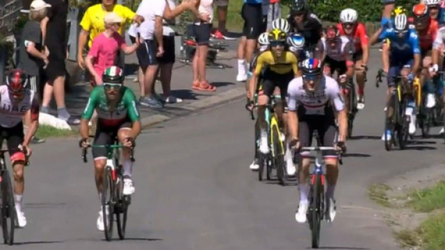 Sonny Colbrelli e gli altri fuggitivi sulla Cote de Saint Roch