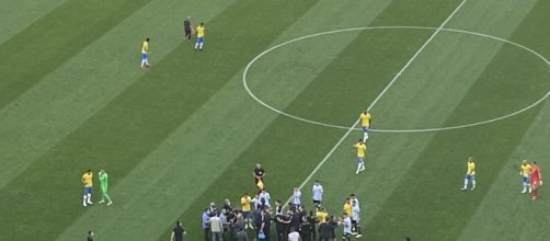 Jogadores da Argentina abandonam o gramado depois de agentes da Anvisa paralisa&ccedil;&atilde;o do jogo (Foto: Arquivo Blastingnews)