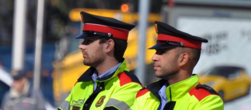 Primer plano de una pareja de Mossos, cuerpo de Polic&iacute;a Local de Barcelona (Flickr)