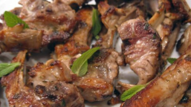 Agnello alle erbe aromatiche, un succulento piatto per inviti speciali.