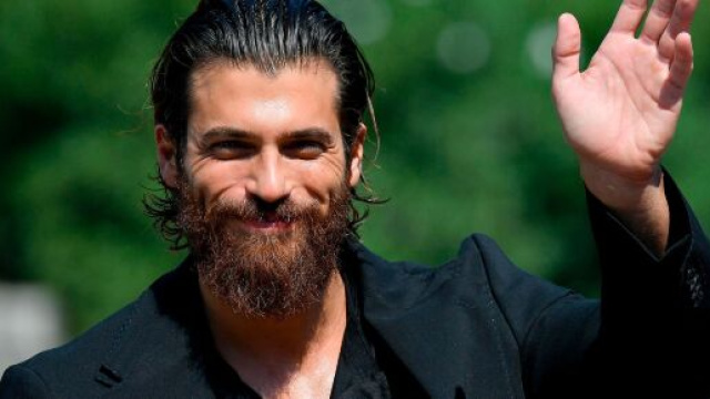 Can Yaman a Venezia: complicit&agrave; sul red carpet con l'israeliana Moran Atias.