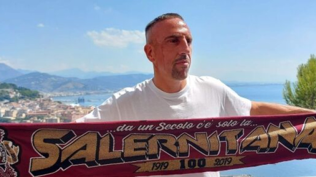 Ribery arriva alla Salernitana: 'Contento di essere qui. Dar&ograve; il massimo per tutti voi'.