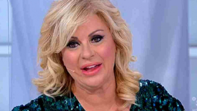 Uomini e Donne: Tina potrebbe essere single, possibile tradimento con un'ex dama (rumor).